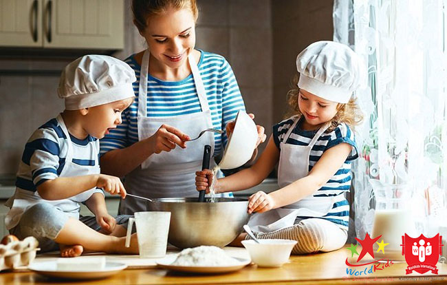 chương trình kỹ năng sống cho trẻ mầm non bao gồm dạy trẻ nấu ăn