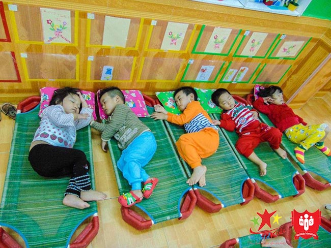 Điều kiện ngủ trưa chính là một trong những tiêu chí chọn trường mầm non cho trẻ