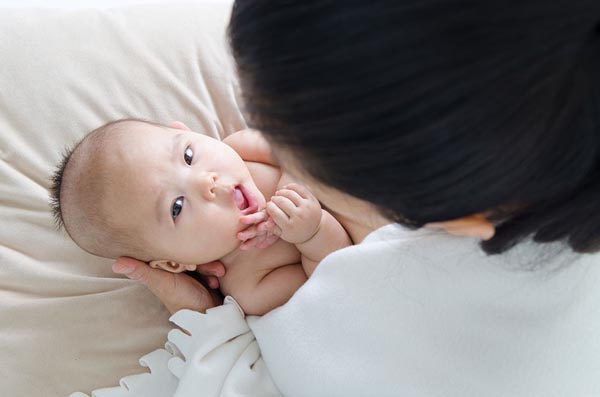 phát triển thính giác cho trẻ 5 tháng tuổi
